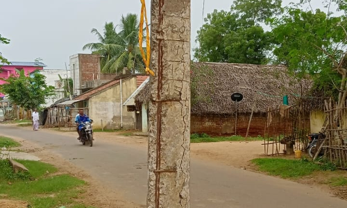 ஆபத்தான நிலையில் மின்கம்பம் ஆபத்தான நிலையில் மின்கம்பம்