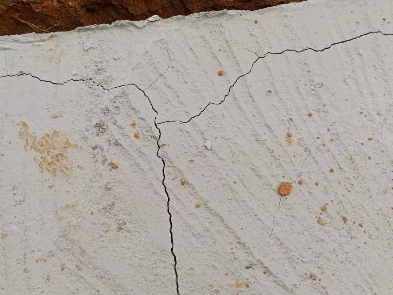 தரமான சிலாப்கள் அமைக்க வேண்டும் தரமான சிலாப்கள் அமைக்க வேண்டும்