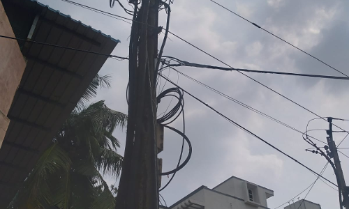 சிதலமடைந்த மின்கம்பம்