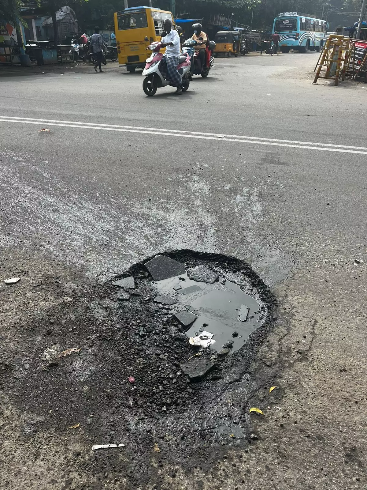 பாதாள சாக்கடையில் உடைப்பு பாதாள சாக்கடையில் உடைப்பு