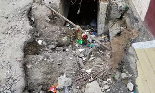 தேங்கி நிற்கும் கழிவுநீர் தேங்கி நிற்கும் கழிவுநீர்