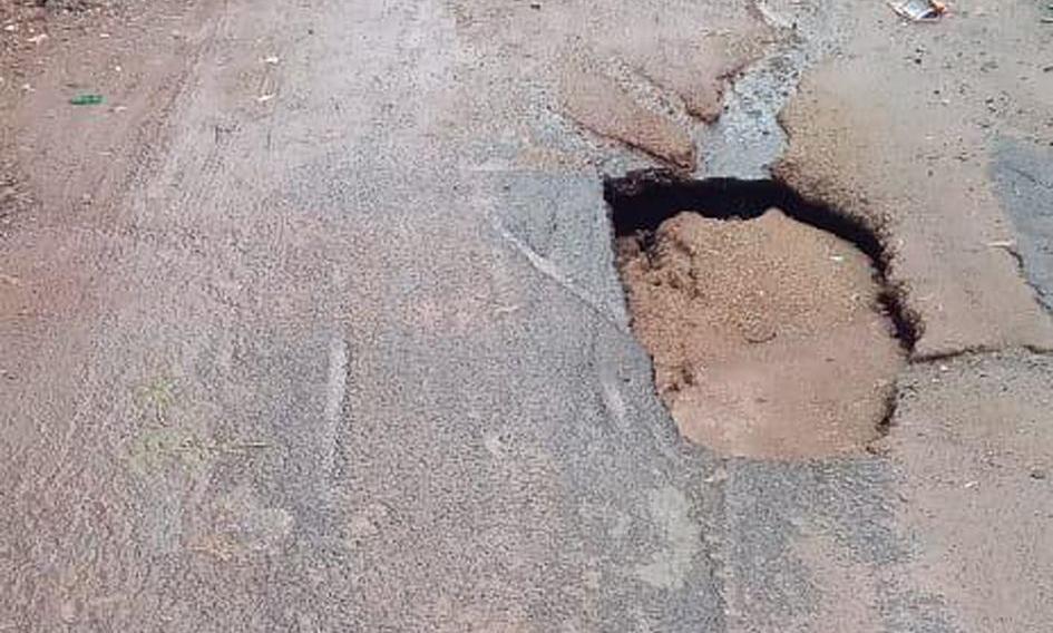 சாலையின் நடுவே பள்ளம் சாலையின் நடுவே பள்ளம்