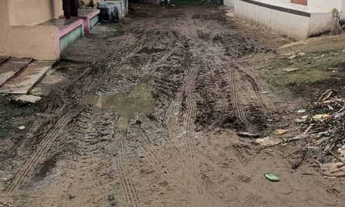 சேறும் சகதியுமான சாலை சேறும் சகதியுமான சாலை