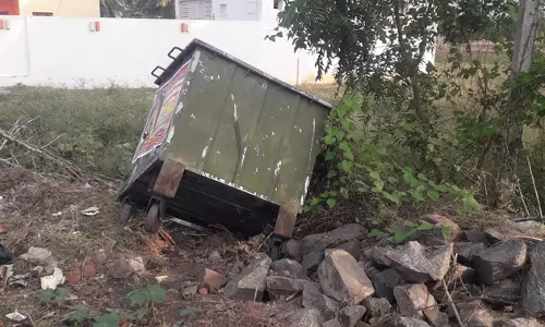 சாய்ந்து கிடக்கும் குப்பைத்தொட்டி சாய்ந்து கிடக்கும் குப்பைத்தொட்டி