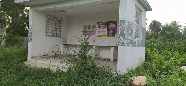 பயன்படுத்த முடியாத பயணிகள் நிழற்கூடம்