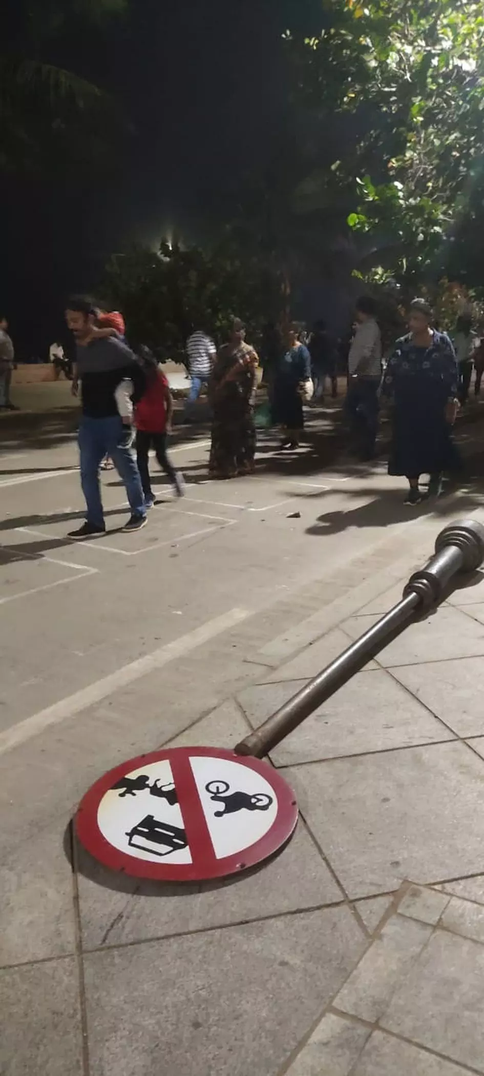 விழுந்து கிடக்கும் போக்குவரத்து கம்பம் விழுந்து கிடக்கும் போக்குவரத்து கம்பம்