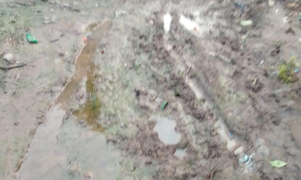 சேறும், சகதியுமான சாலை