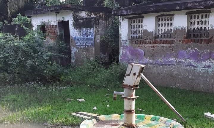 காட்சிப்பொருளான கைப்பம்பு, பொதுக்கழிப்பறை காட்சிப்பொருளான கைப்பம்பு, பொதுக்கழிப்பறை