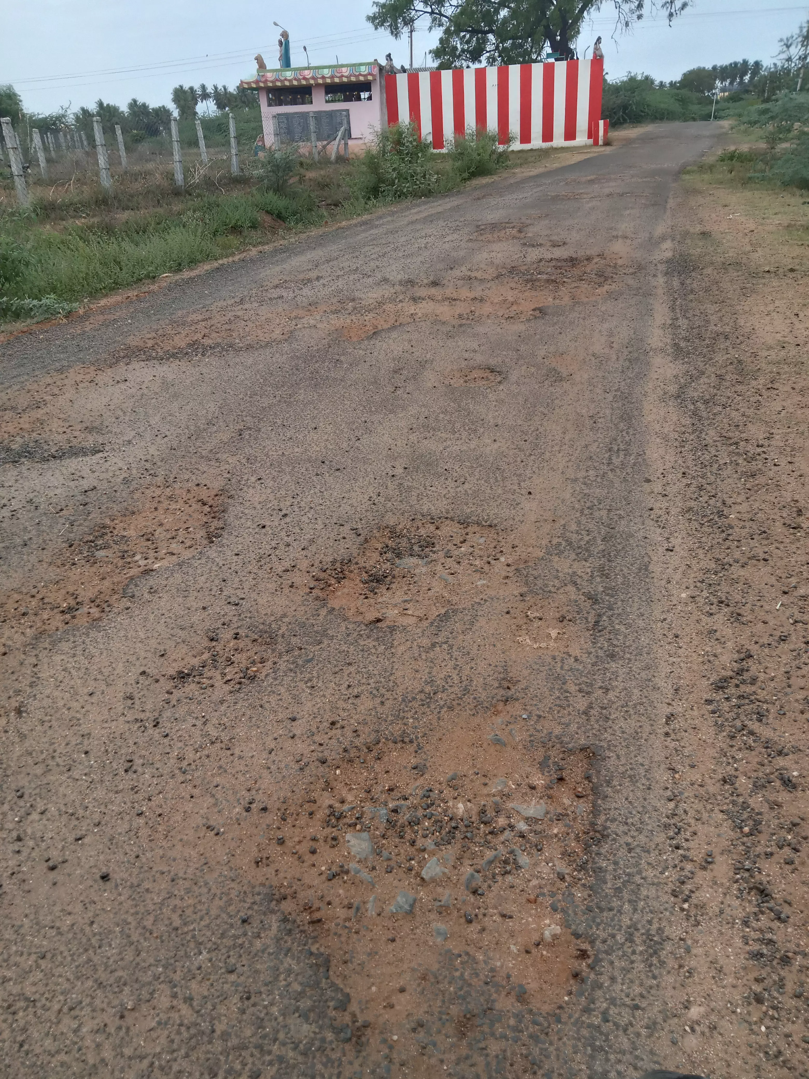 சேதமடைந்த சாலை சேதமடைந்த சாலை