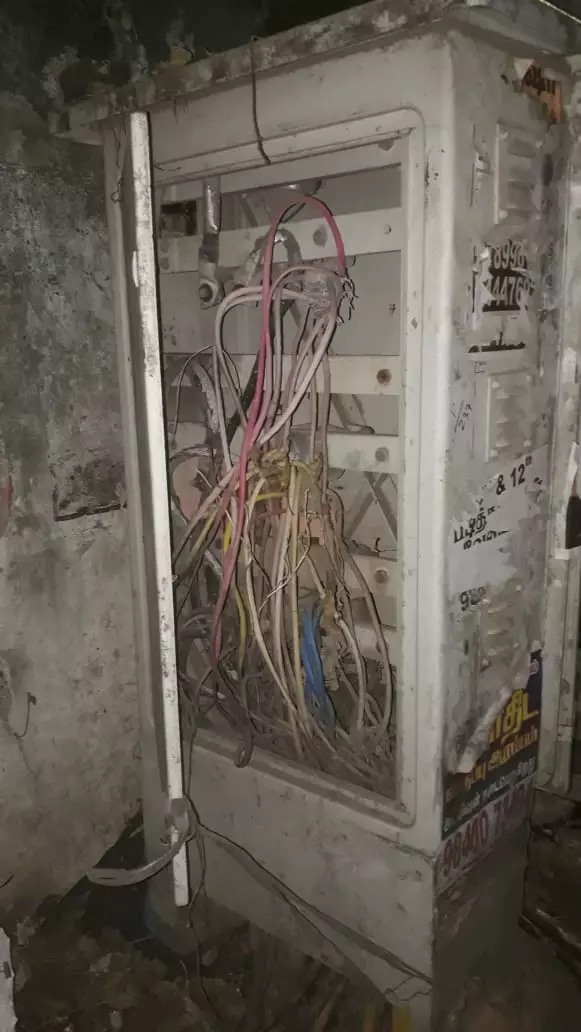 திறந்த நிலையில் மின் இணைப்பு பெட்டி