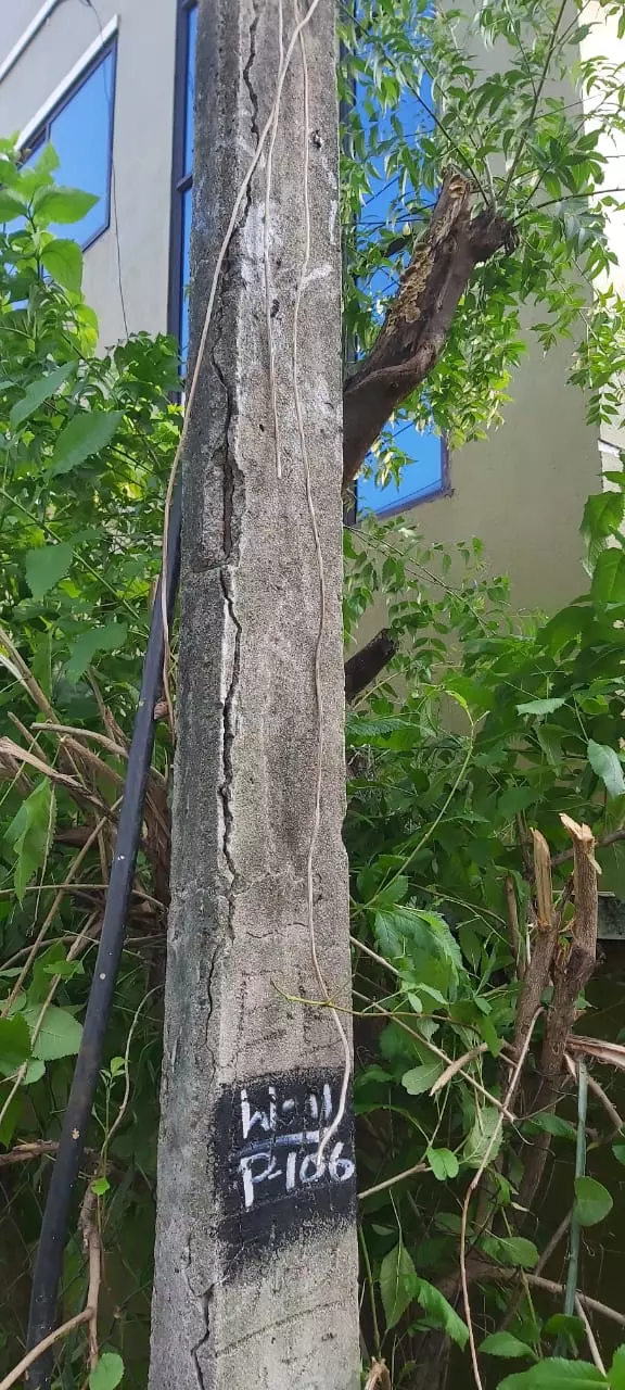 ஆபத்தான மின்கம்பம்