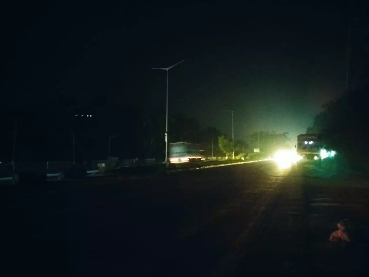 மின் விளக்குகள் சரி செய்யப்படுமா? மின் விளக்குகள் சரி செய்யப்படுமா?