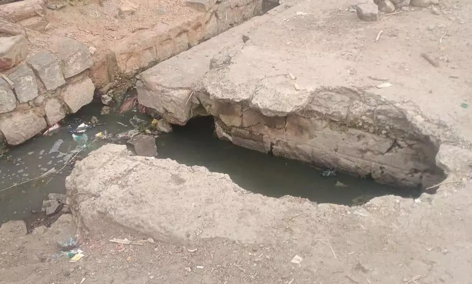 சேதமடைந்த கால்வாய் சேதமடைந்த கால்வாய்