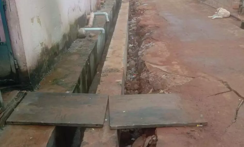 மூடப்படாத கால்வாய் மூடப்படாத கால்வாய்