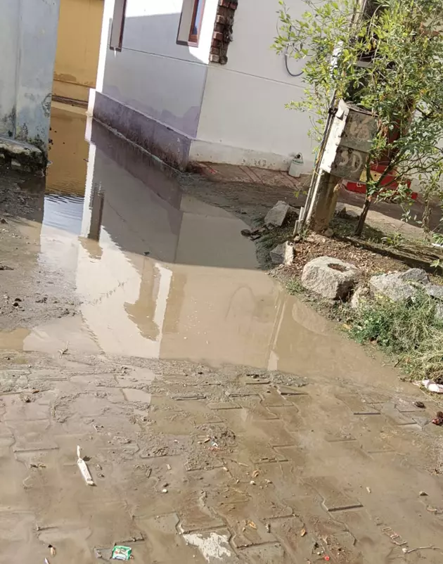 சாலையில் தேங்கும் தண்ணீர் சாலையில் தேங்கும் தண்ணீர்