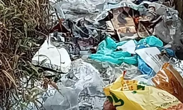 கால்வாயில் குவிந்து கிடக்கும் குப்பை