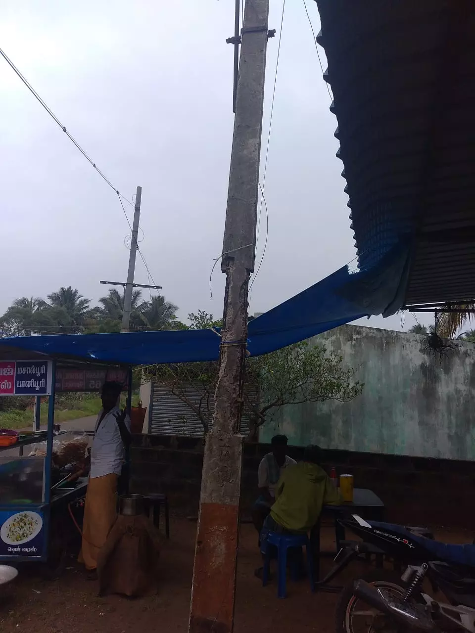 ஆபத்தான மின்கம்பம்