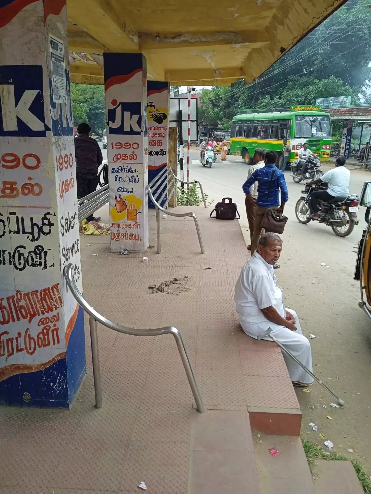 இருக்கைகள் இல்லாத நிழற்கூடம் இருக்கைகள் இல்லாத நிழற்கூடம்