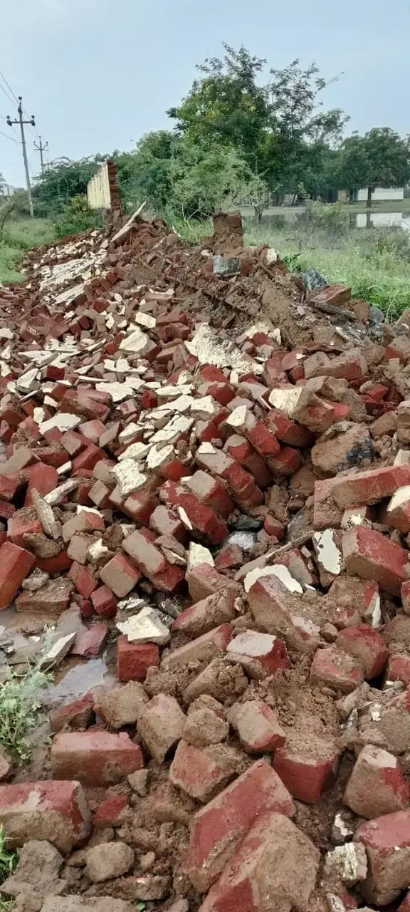 பள்ளிக்கூட சுற்றுச்சுவர் சேதம் பள்ளிக்கூட சுற்றுச்சுவர் சேதம்