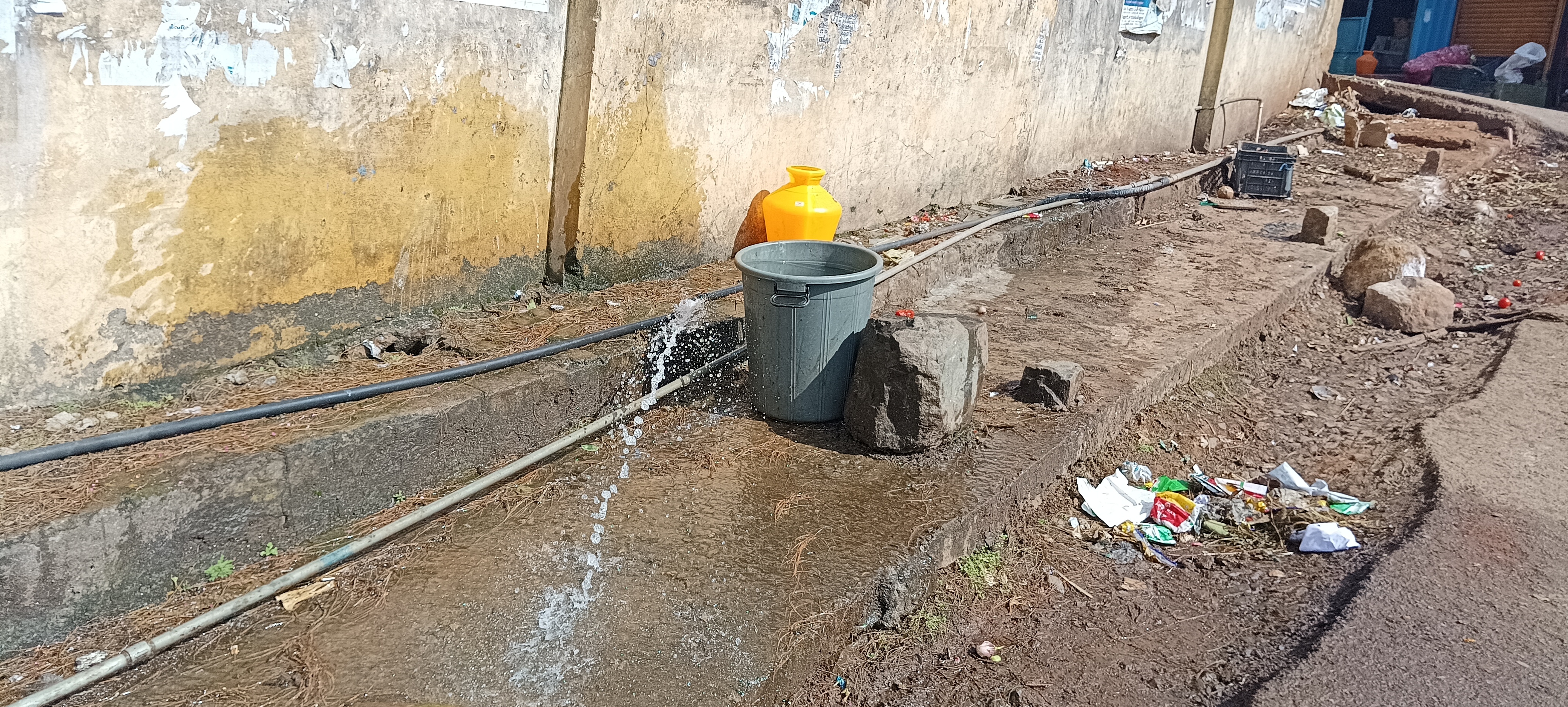 வீணாகும் குடிநீர் வீணாகும் குடிநீர்