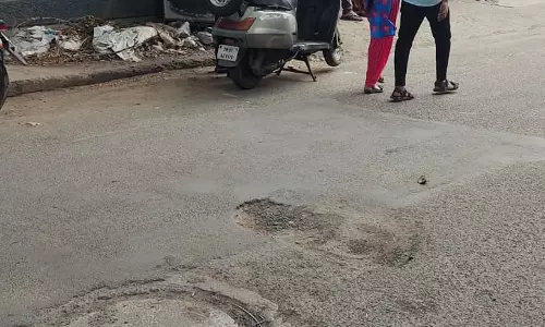 சாலையின் நடுவில் பள்ளம் சாலையின் நடுவில் பள்ளம்