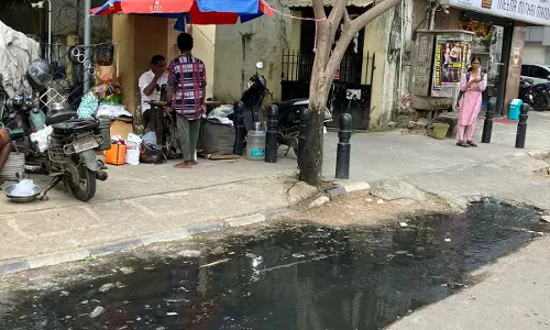 சாலையில் கழிவுநீர் சாலையில் கழிவுநீர்