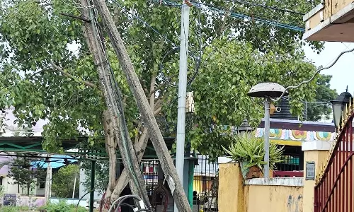 விழும் நிலையில் மின்கம்பம்