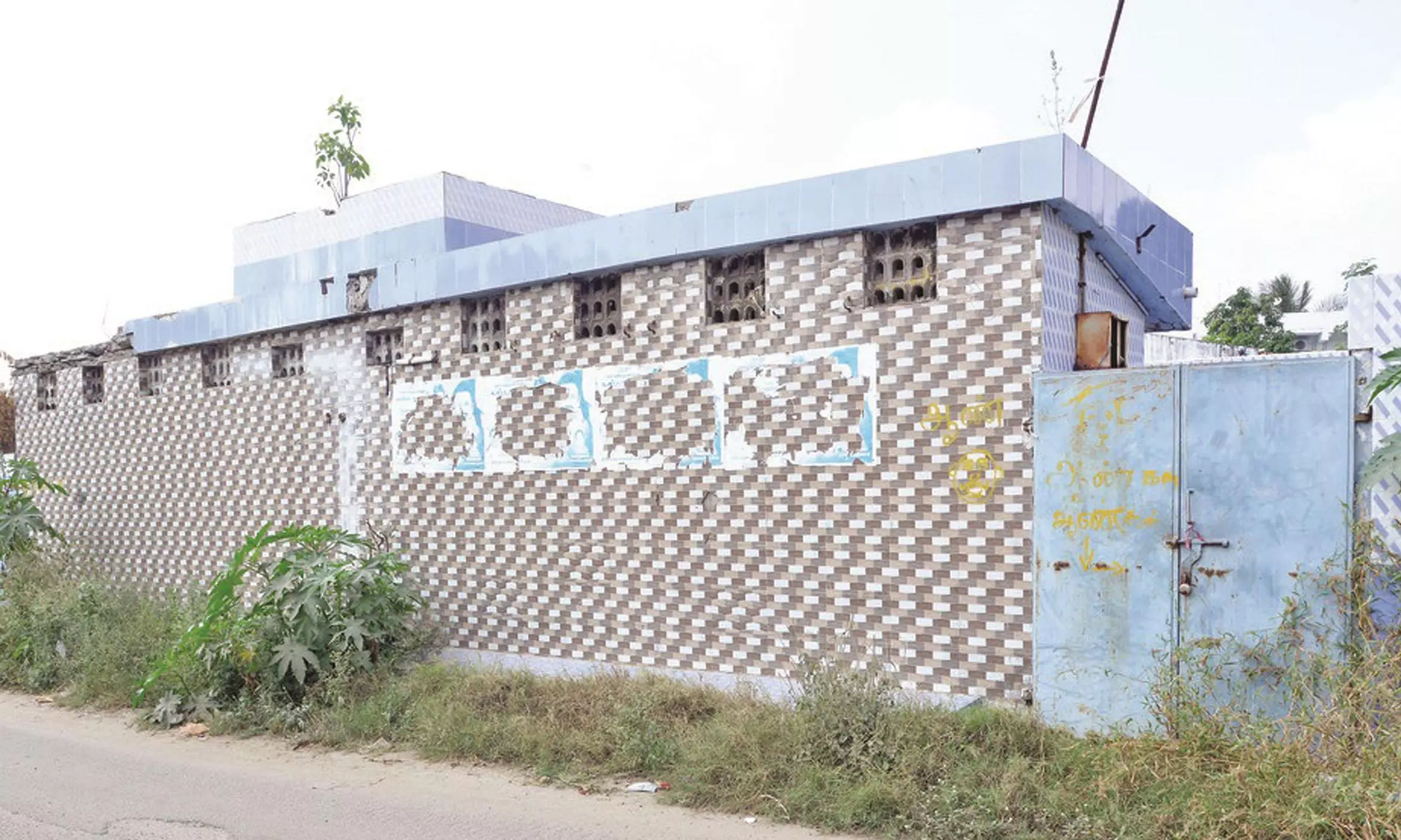 பூட்டிக்கிடக்கும் சுகாதார வளாகம்