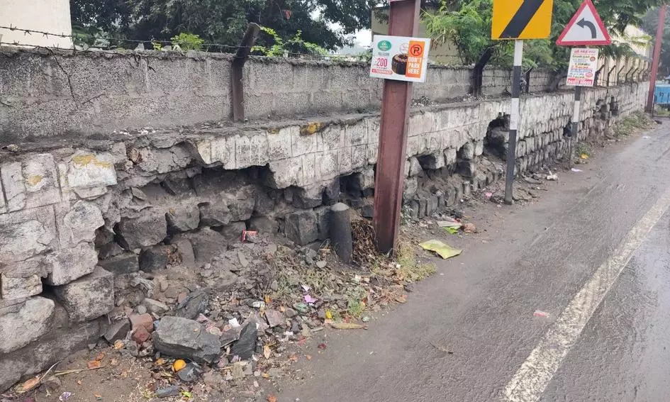 ஆபத்தான பள்ளி சுற்றுச்சுவர்