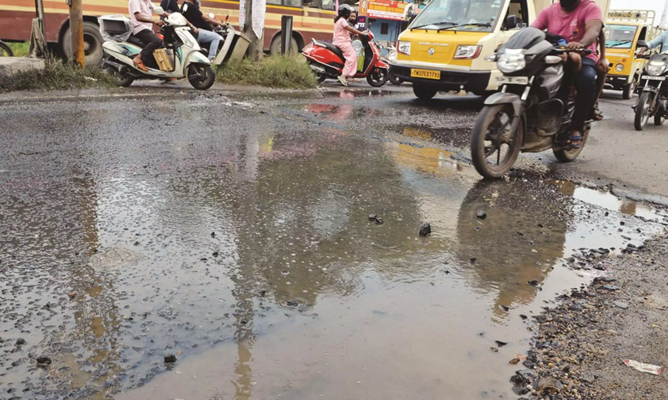 சாலையில் வீணாகும் குடிநீர்