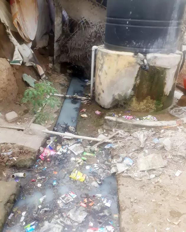 கால்வாயில் இருக்கும் குடிநீர் குழாய்