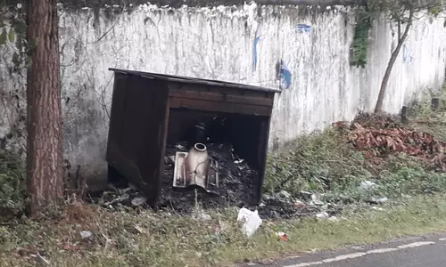 தொட்டியிலேயே குப்பைகளை எரிக்கும் அவலம் தொட்டியிலேயே குப்பைகளை எரிக்கும் அவலம்