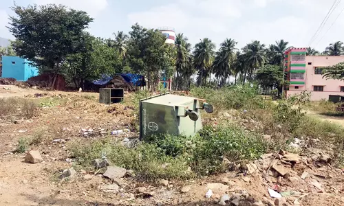 கவிழ்ந்து கிடக்கும் குப்பை தொட்டிகள் கவிழ்ந்து கிடக்கும் குப்பை தொட்டிகள்