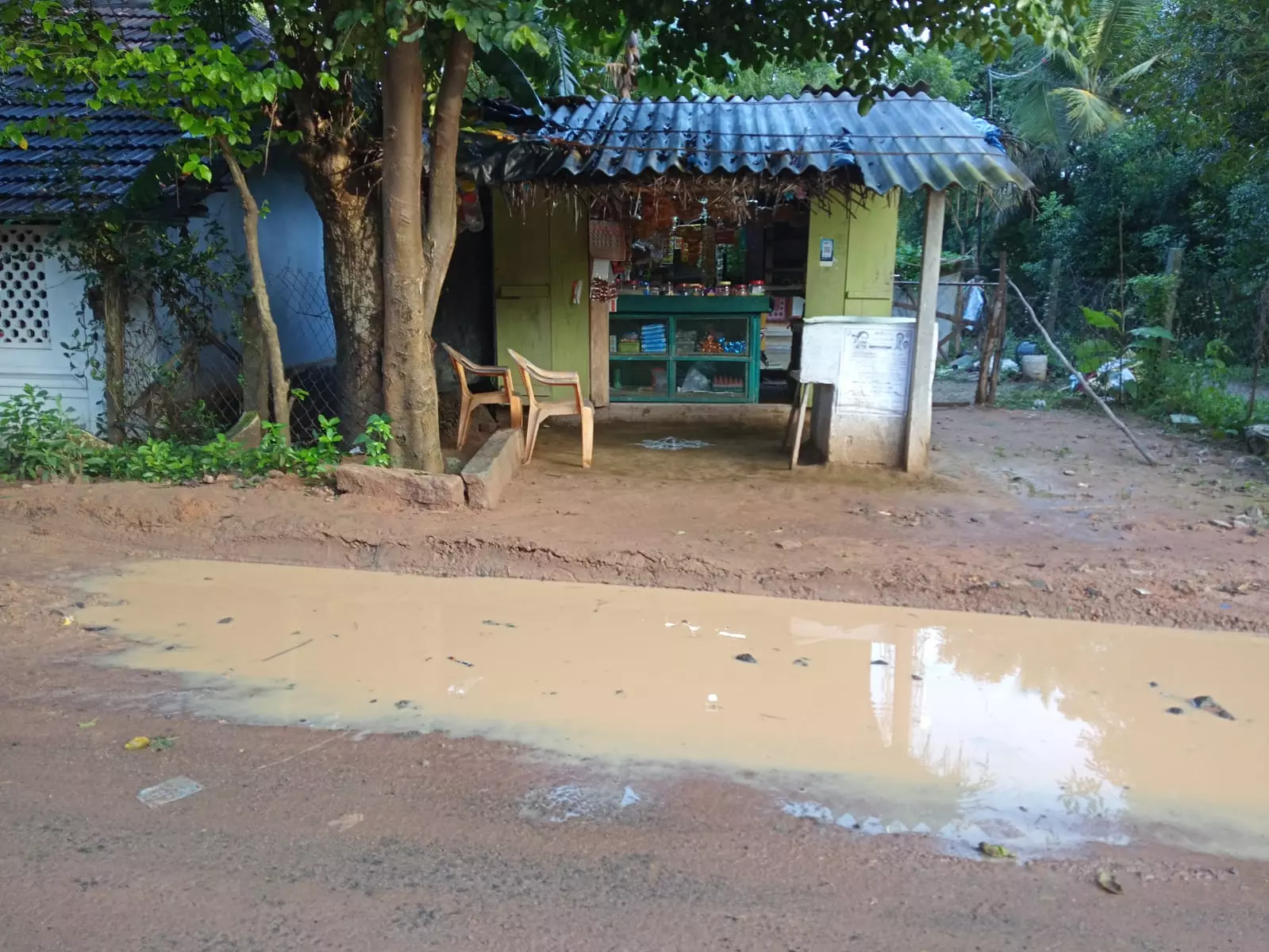 சாலையில் தேங்கும் மழைநீர் சாலையில் தேங்கும் மழைநீர்