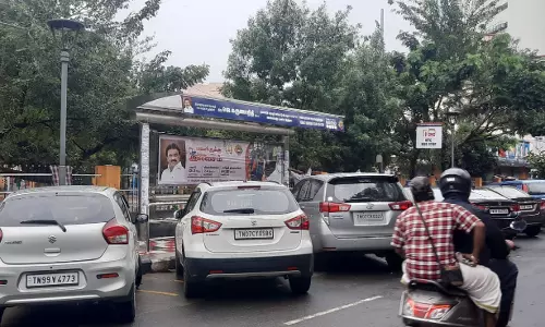 பஸ் நிறுத்ததில் கார்கள் பஸ் நிறுத்ததில் கார்கள்