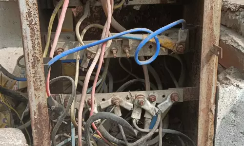 திறந்த நிலையில் மின் இணைப்பு பெட்டி திறந்த நிலையில் மின் இணைப்பு பெட்டி