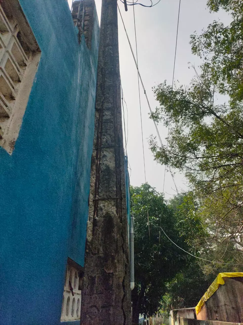 சேதமடைந்த மின்கம்பம்