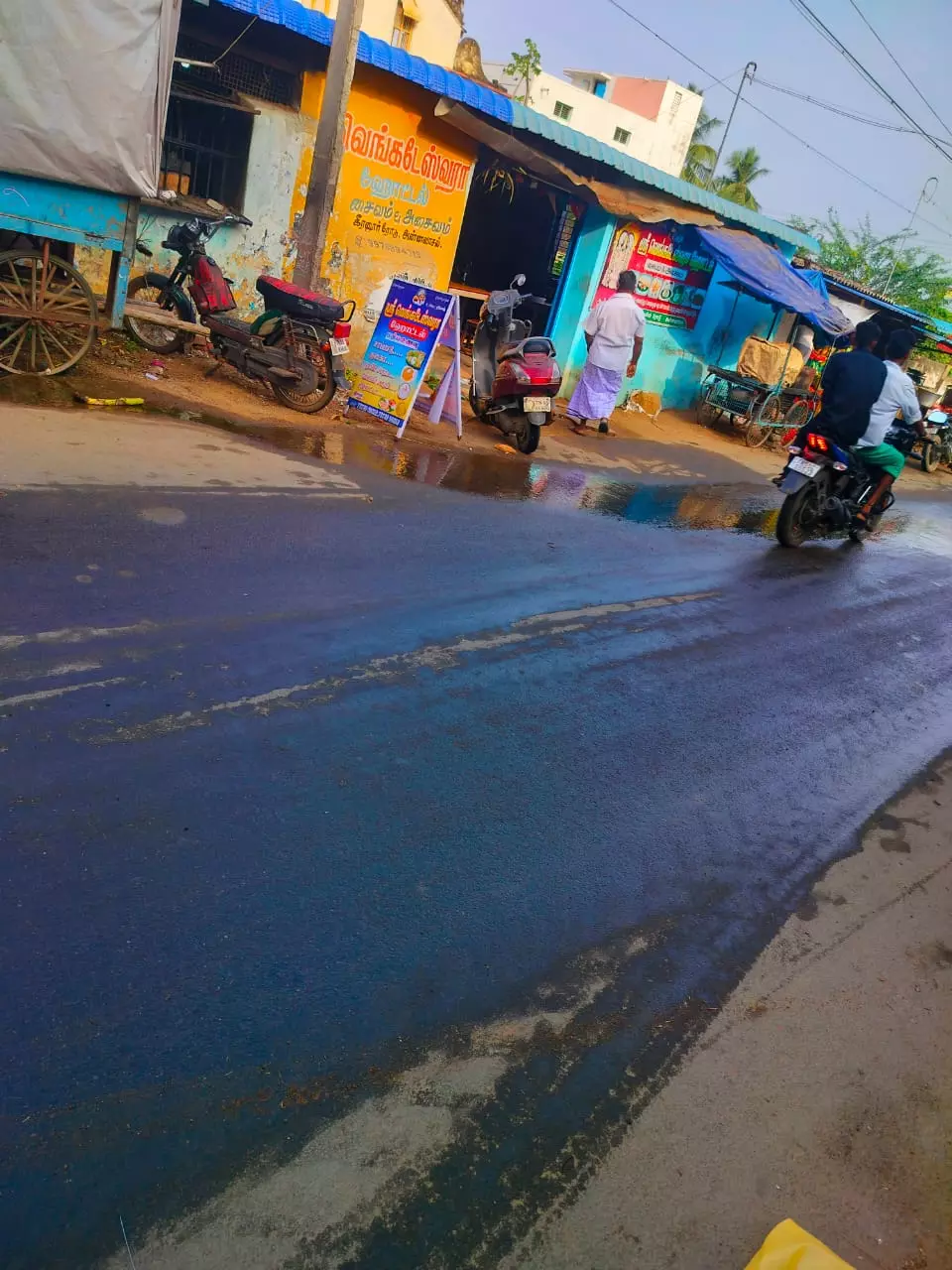 சாலையில் செல்லும் கழிவுநீர்