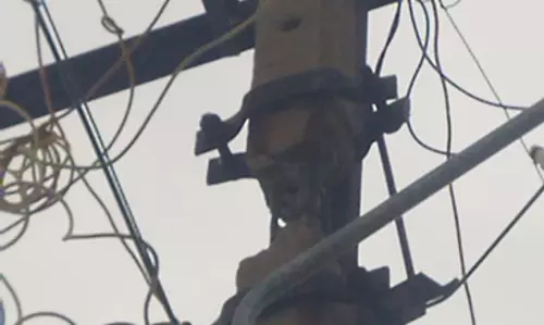 ஆபத்தான மின்கம்பம்