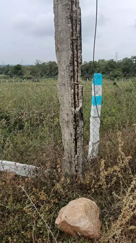 முறிந்து விழும் நிலையில் மின்கம்பம்