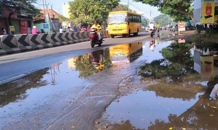 குழாய் உடைந்து வீணாகும் குடிநீர்