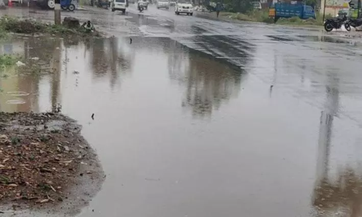 சாலையில் தேங்கி நிற்கும் மழைநீர்