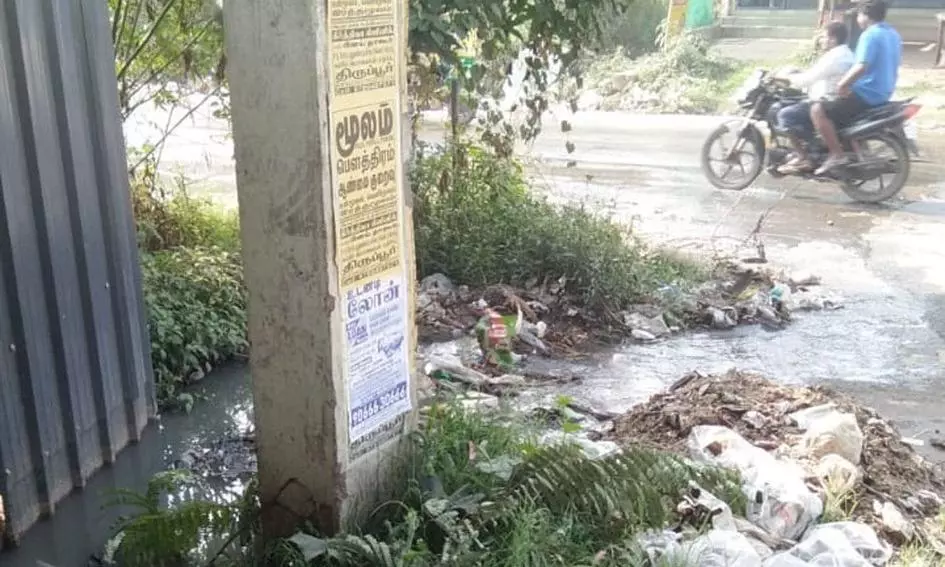 சாலையில் ஓடும் கழிவுநீர்
