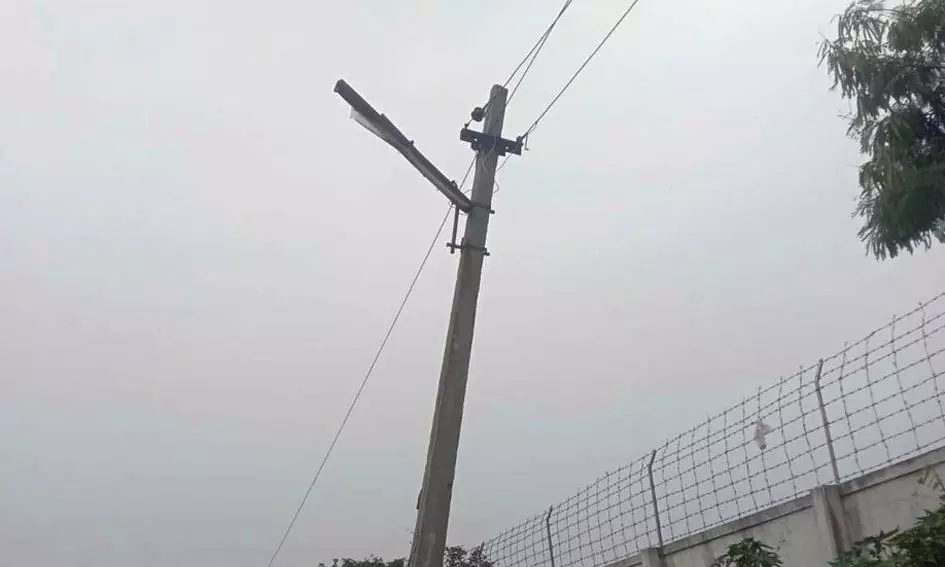 சாய்ந்துள்ள மின்கம்பம்