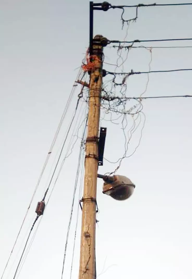 ஆபத்தான மின்கம்பம் ஆபத்தான மின்கம்பம்