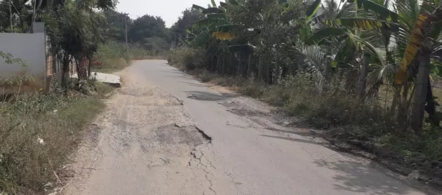 சாலையில் பள்ளம் சாலையில் பள்ளம்