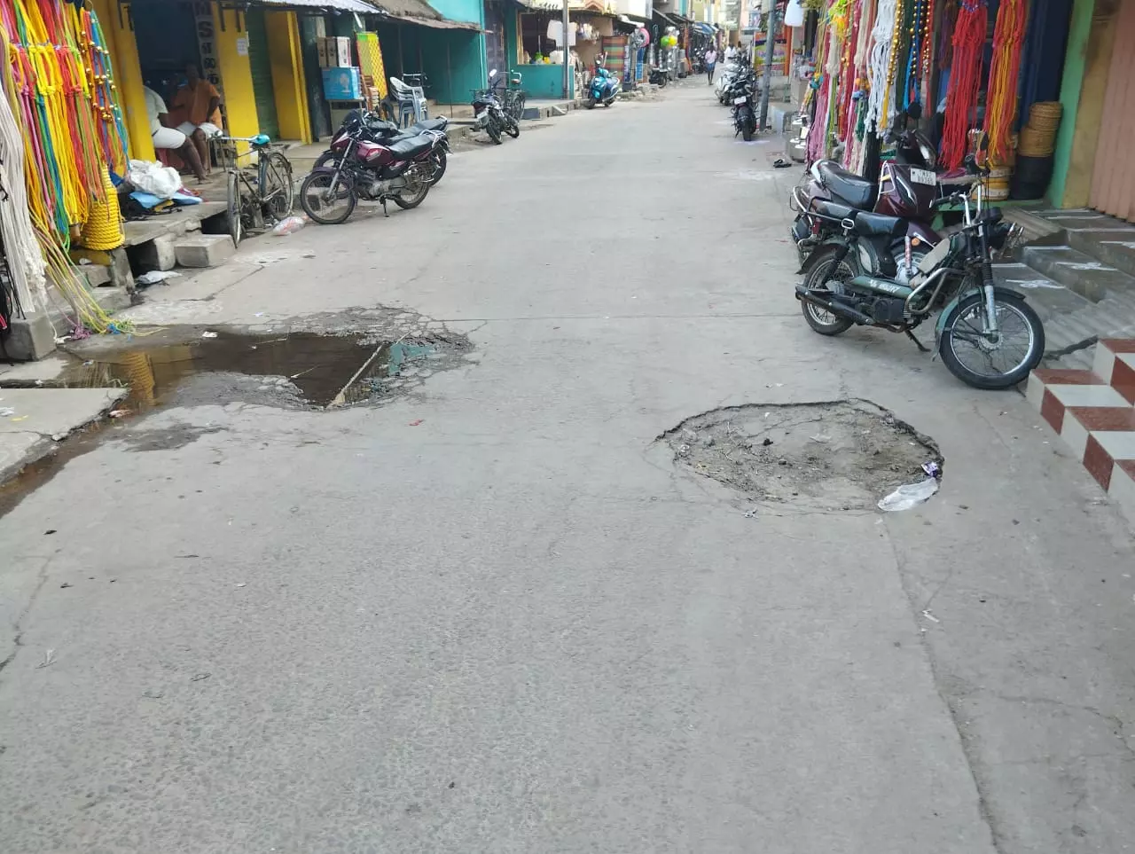 குண்டு குழியுமான சாலை