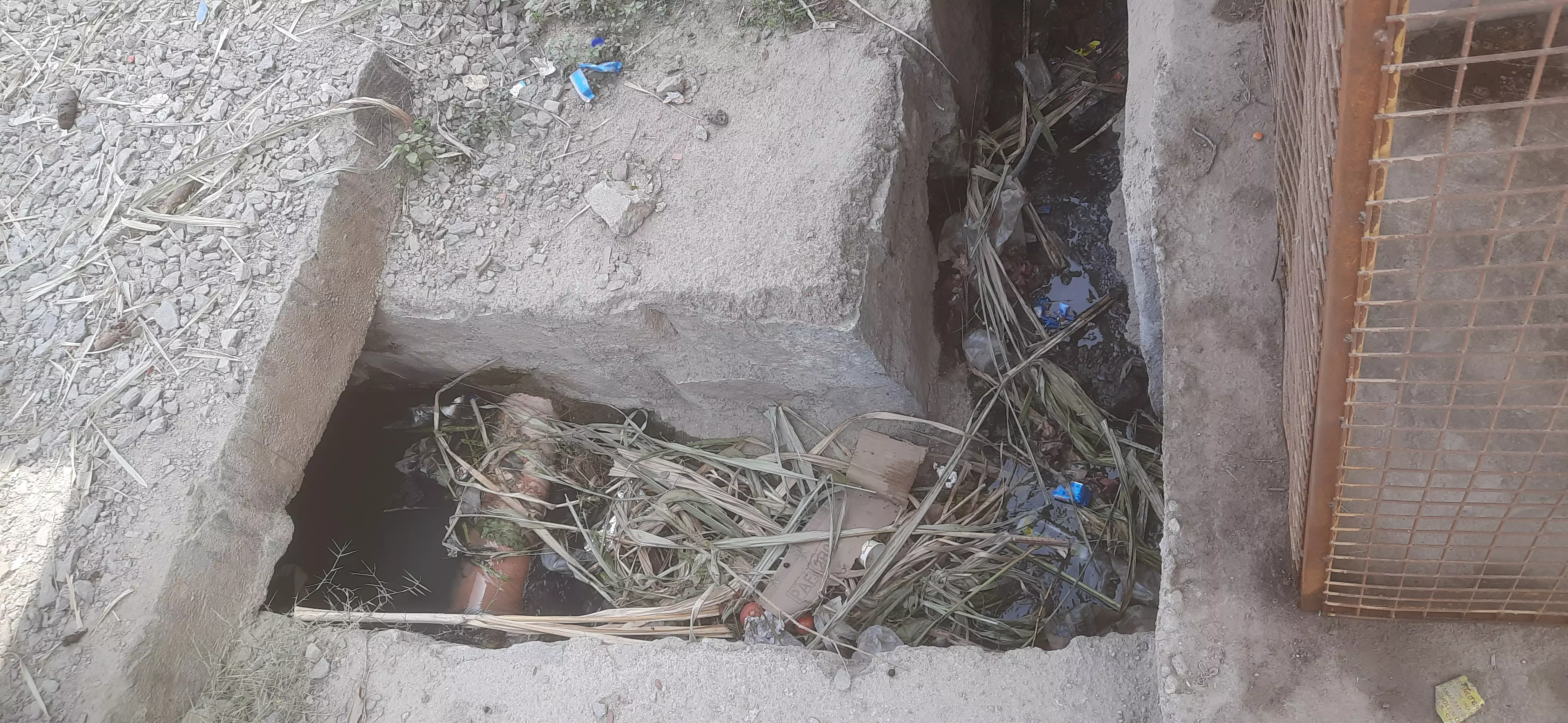 கால்வாயில் அடைப்பு