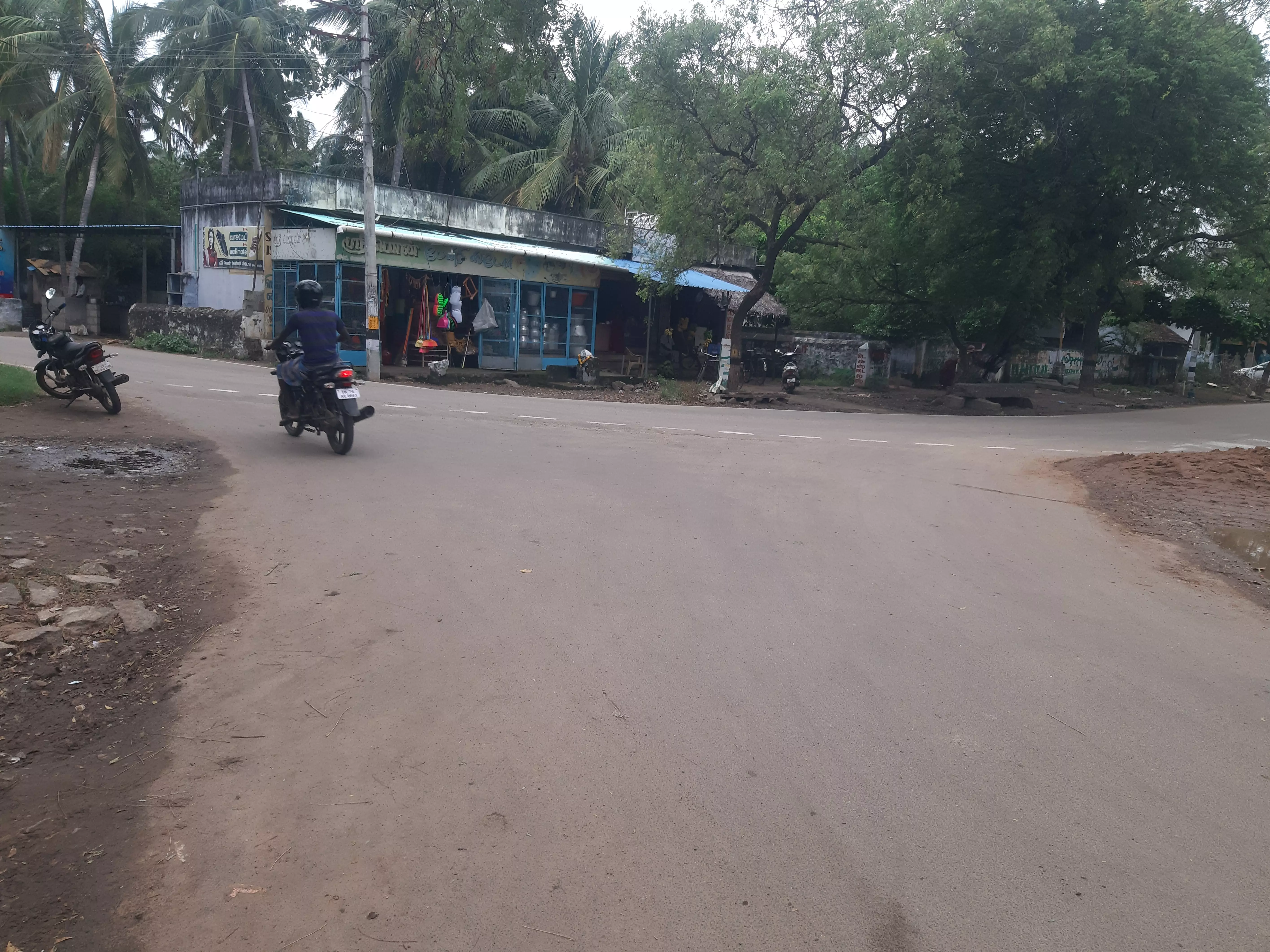 ரவுண்டானா அமைக்க வேண்டும்