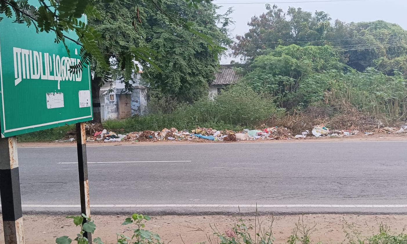 சாலையோரம் கொட்டப்படும் குப்பை